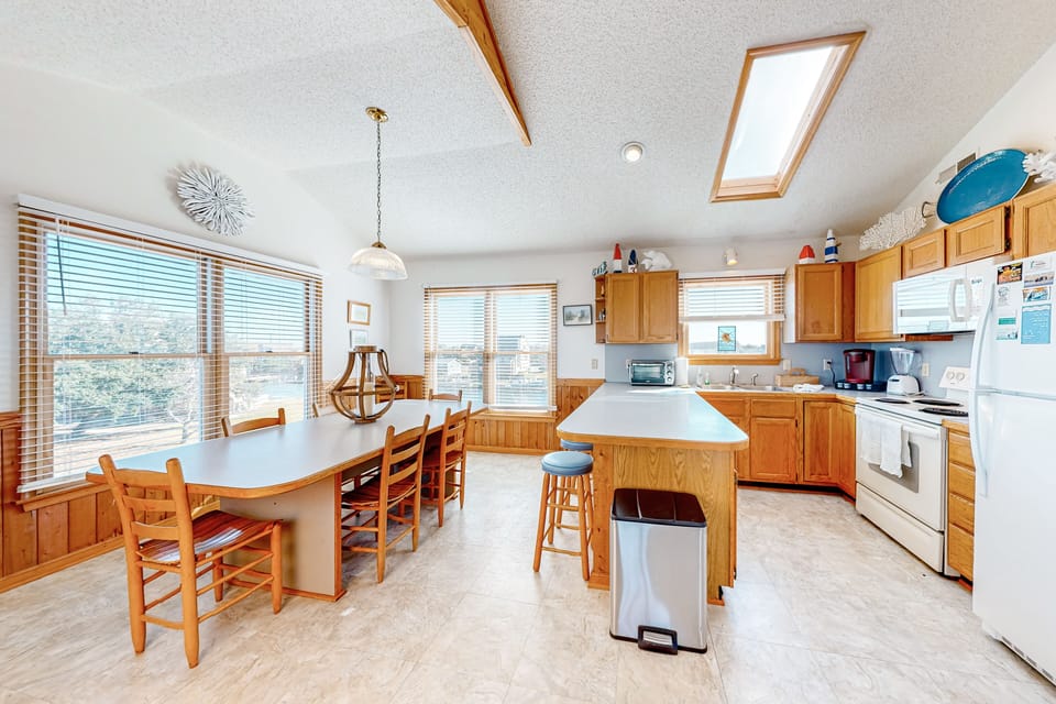 NHCG10: Dockside Landing | Dining area | Kitchen