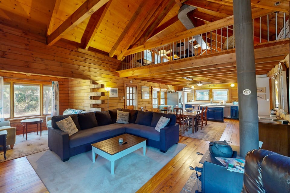 NR1362: The Log Inn | Living area