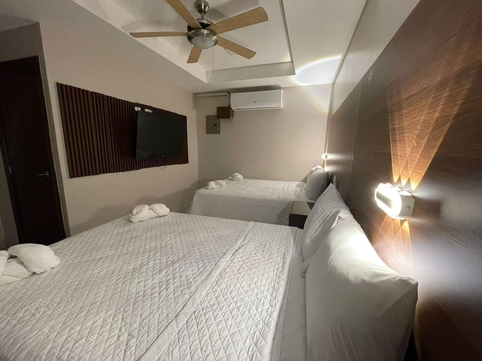 Premium bedding, laptop workspace, WiFi (free), bed sheets