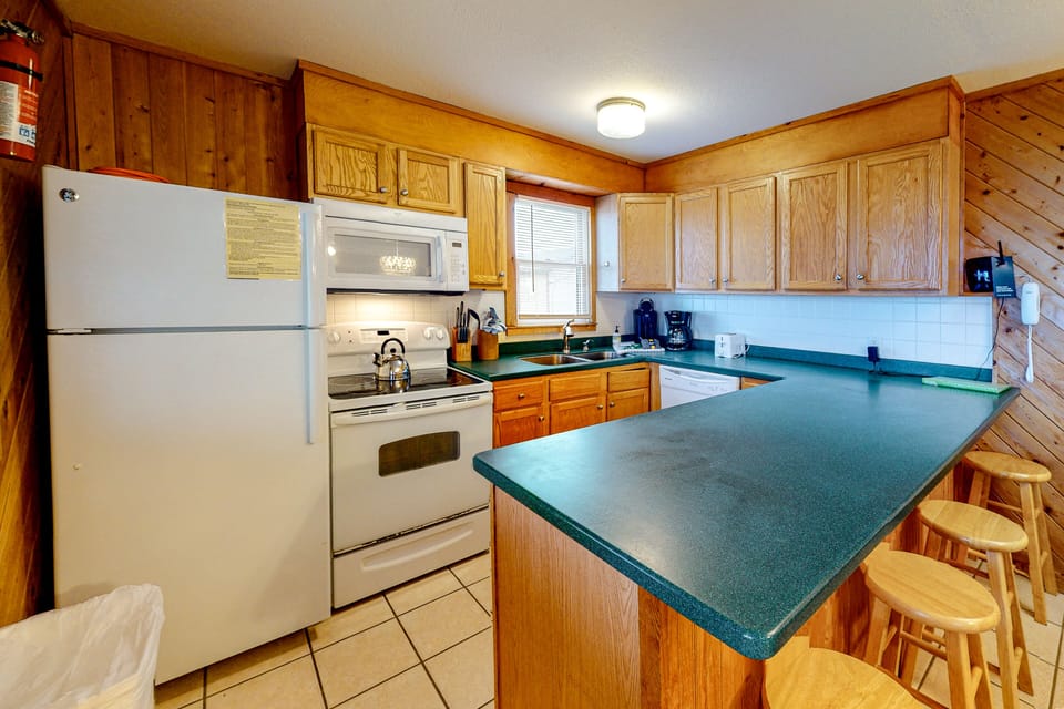 SN4922: Blissful Beach House | Kitchen| Bar