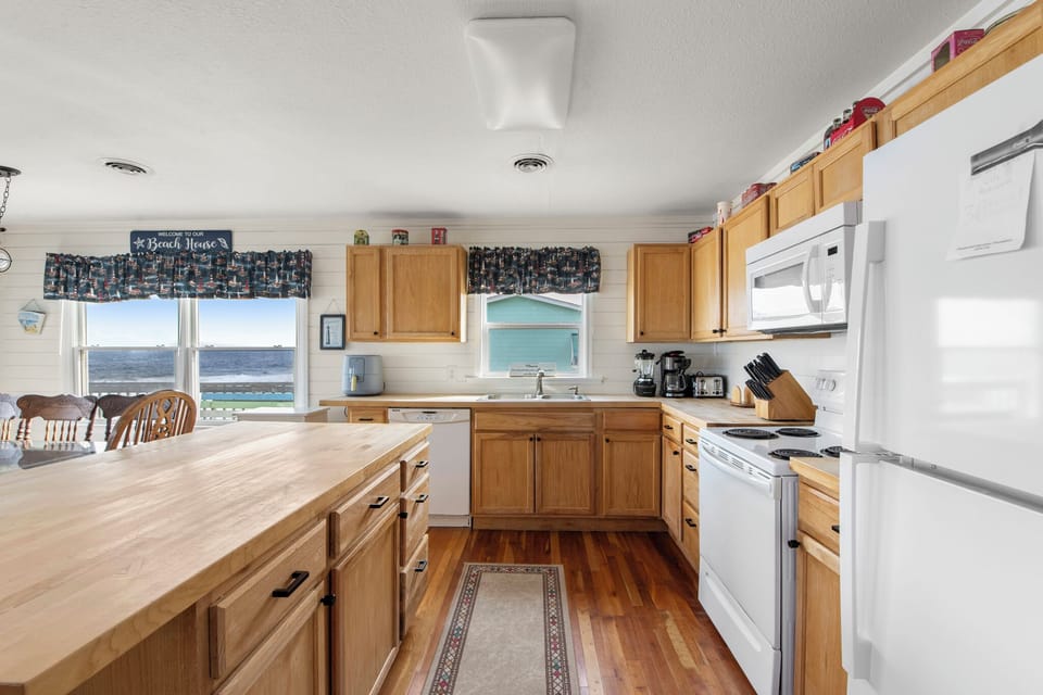 SN3119: OBX Oceanfront Cozy Cottage | Kitchen