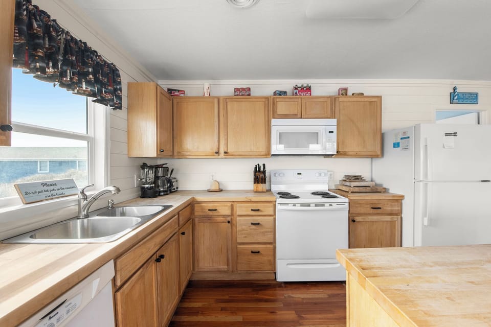 SN3119: OBX Oceanfront Cozy Cottage | Kitchen