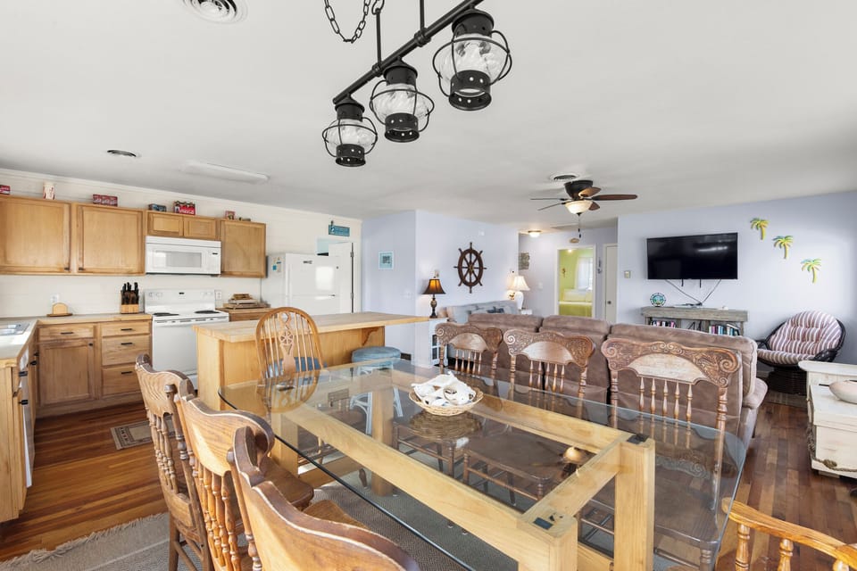 SN3119: OBX Oceanfront Cozy Cottage | Dining Area