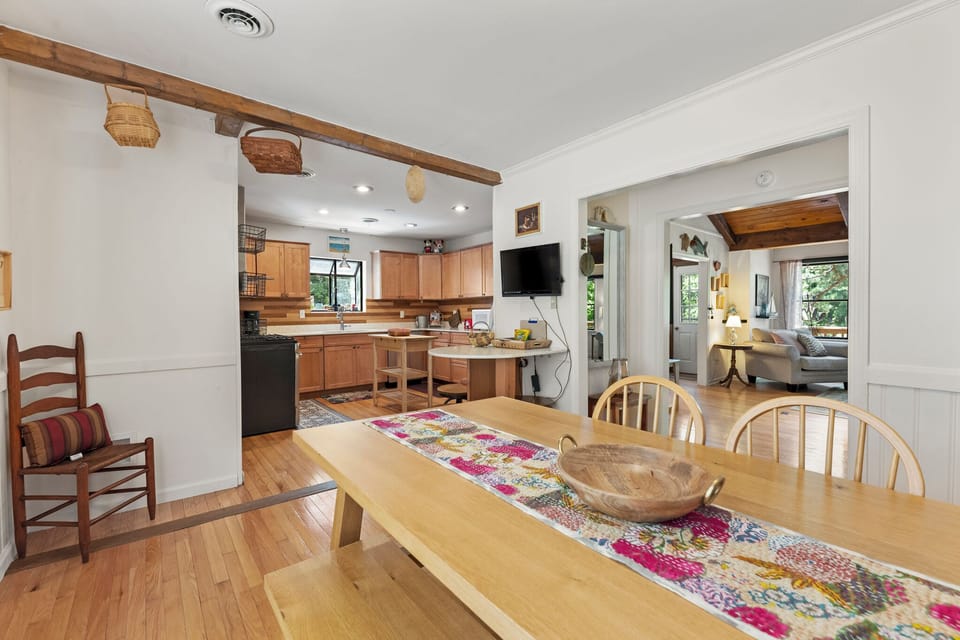 SH59: Retreat at Turtle Pond | Dining Area Into Kitchen