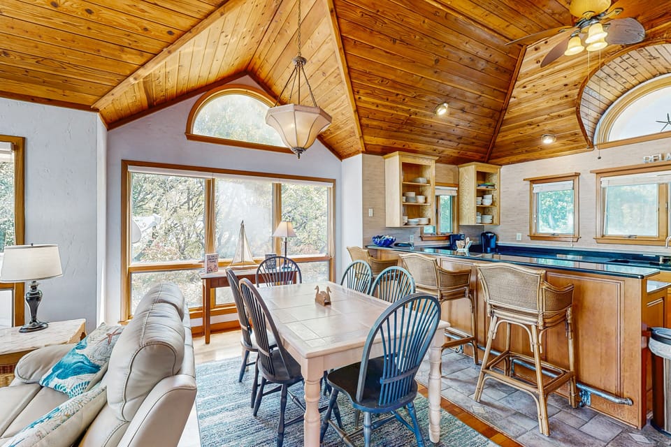 SH310: Head in the Sand (formerly Ducks Nest) | Dining area