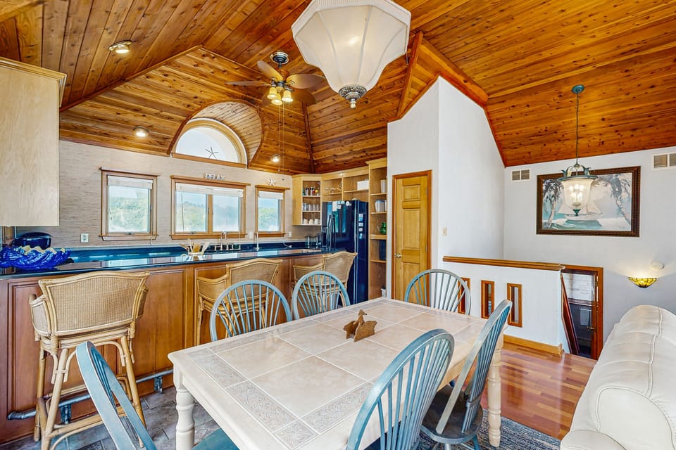 SH310: Head in the Sand (formerly Ducks Nest) | Dining area