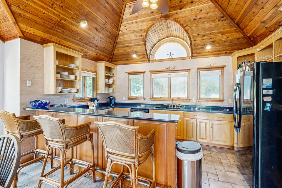 SH310: Head in the Sand (formerly Ducks Nest) | Kitchen | Bar seating
