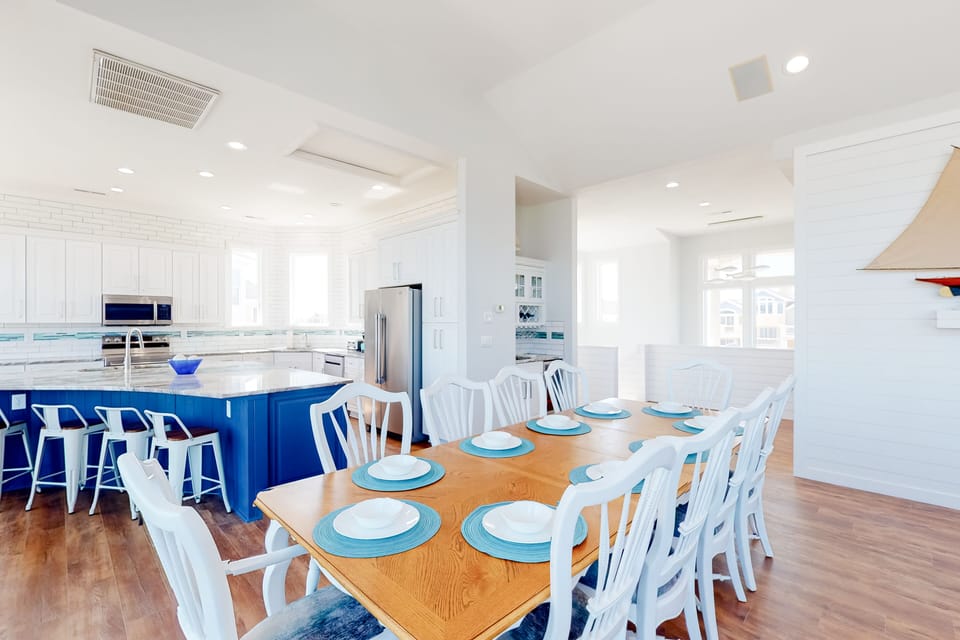 BU77: After Dune Delight |  Dining area