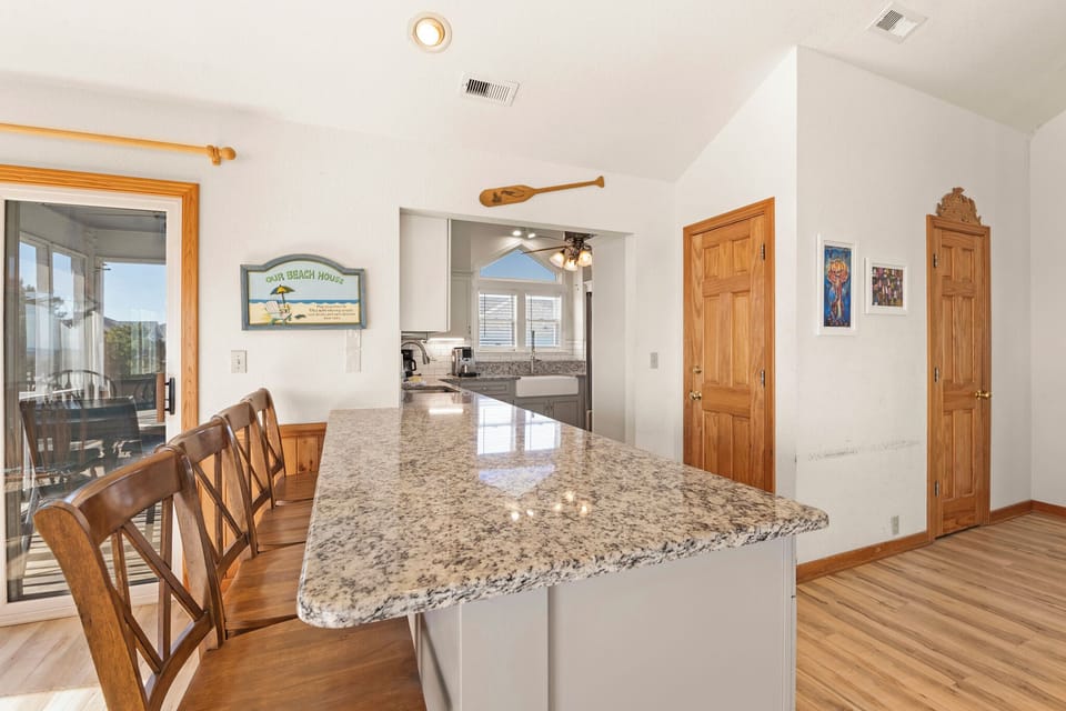 OSO59: Ocean Sunrise | Dining Area Into Kitchen