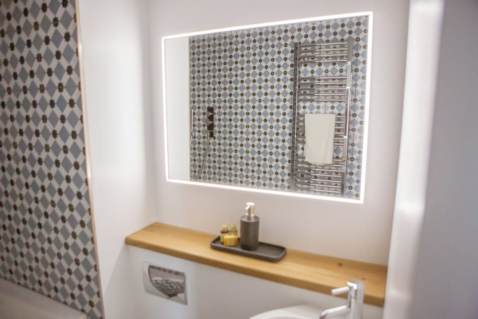 Suite, Lake View | Bathroom | Soap, shampoo, toilet paper