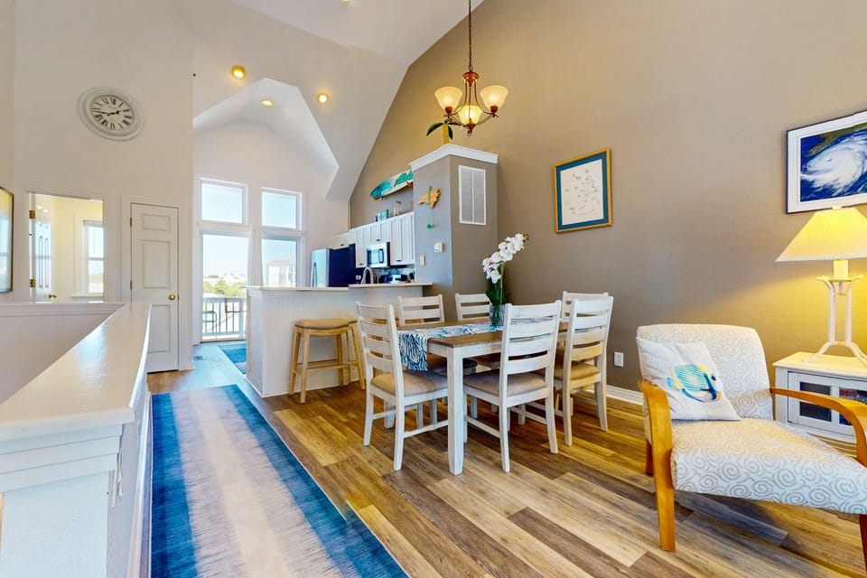 BB1105: The Aloha Shack | Dining area