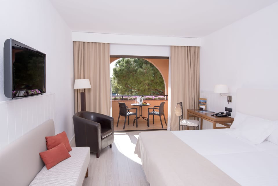 Double Room, Terrace | Minibar, in-room safe, desk, laptop workspace