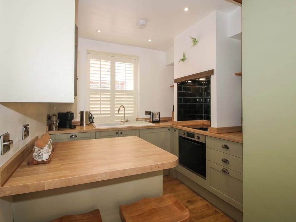 Microwave, dishwasher, cookware/dishes/utensils