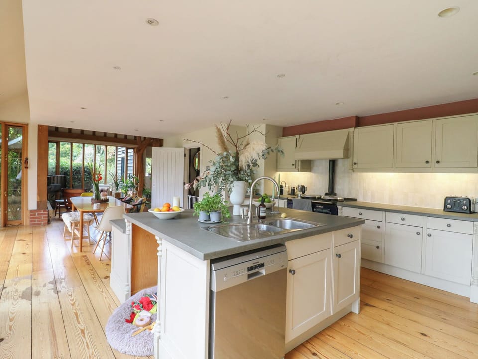 Cottage | Private kitchen | Fridge, microwave, dishwasher, toaster