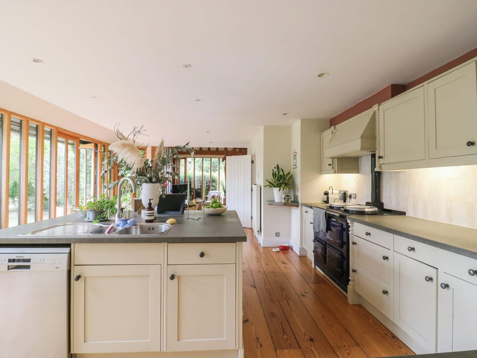 Cottage | Private kitchen | Fridge, microwave, dishwasher, toaster