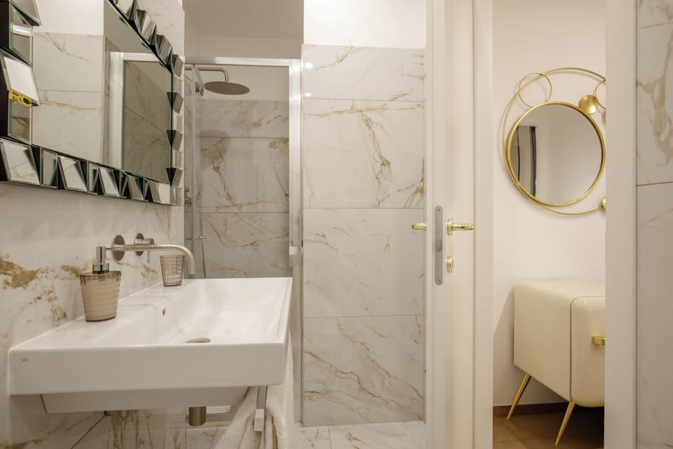 Classic Double Room, 1 Queen Bed | Bathroom | Shower, free toiletries, hair dryer, bidet