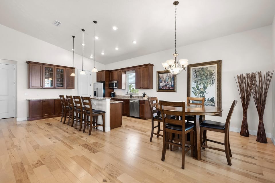 House, Multiple Beds (Close Enough) | Dining