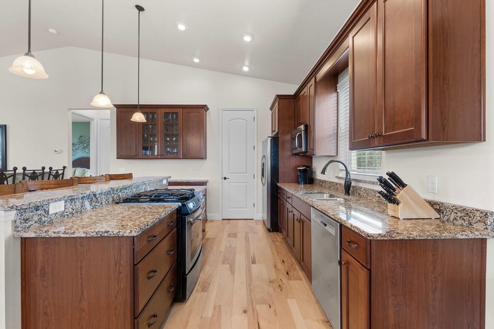 House, Multiple Beds (Close Enough) | Private kitchen | Oven