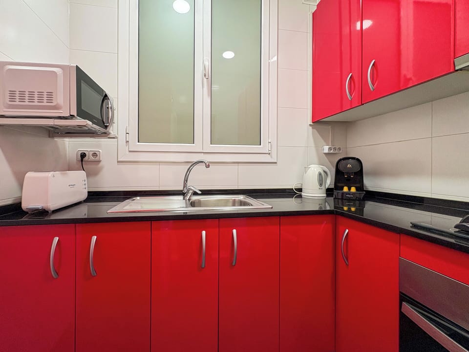 Apartment (2 Bedrooms) | Private kitchen | Fridge, microwave, oven, electric kettle