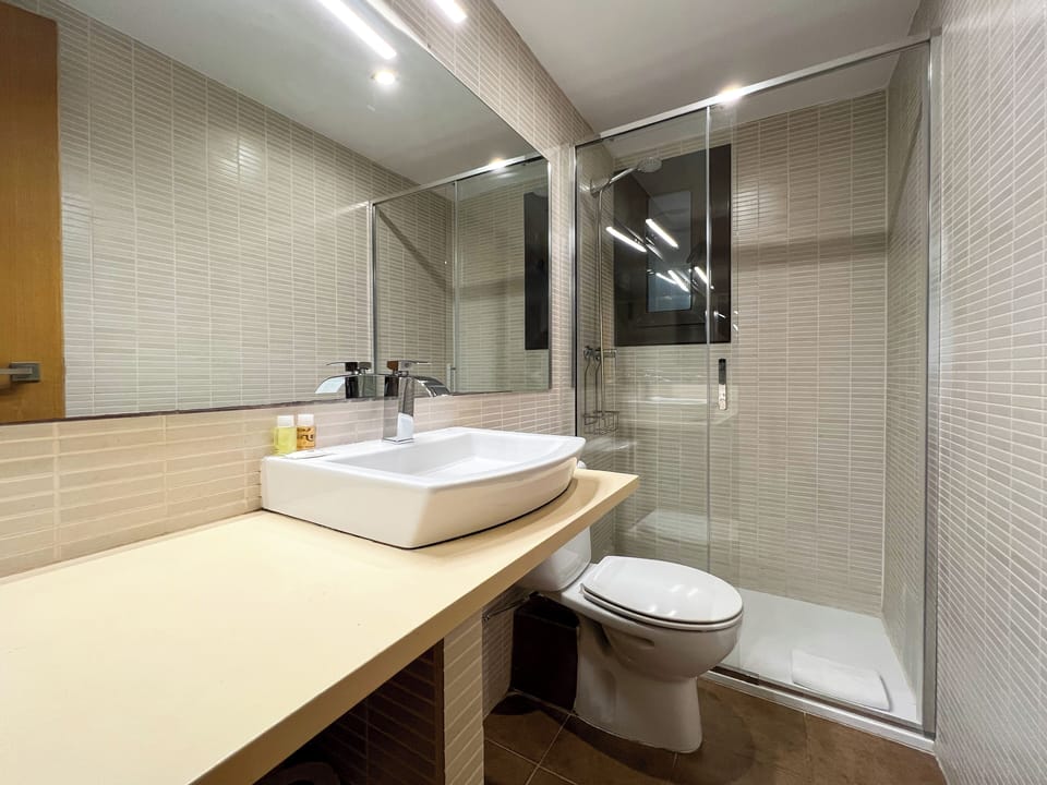 Apartment (2 Bedrooms) | Bathroom | Shower, towels, toilet paper