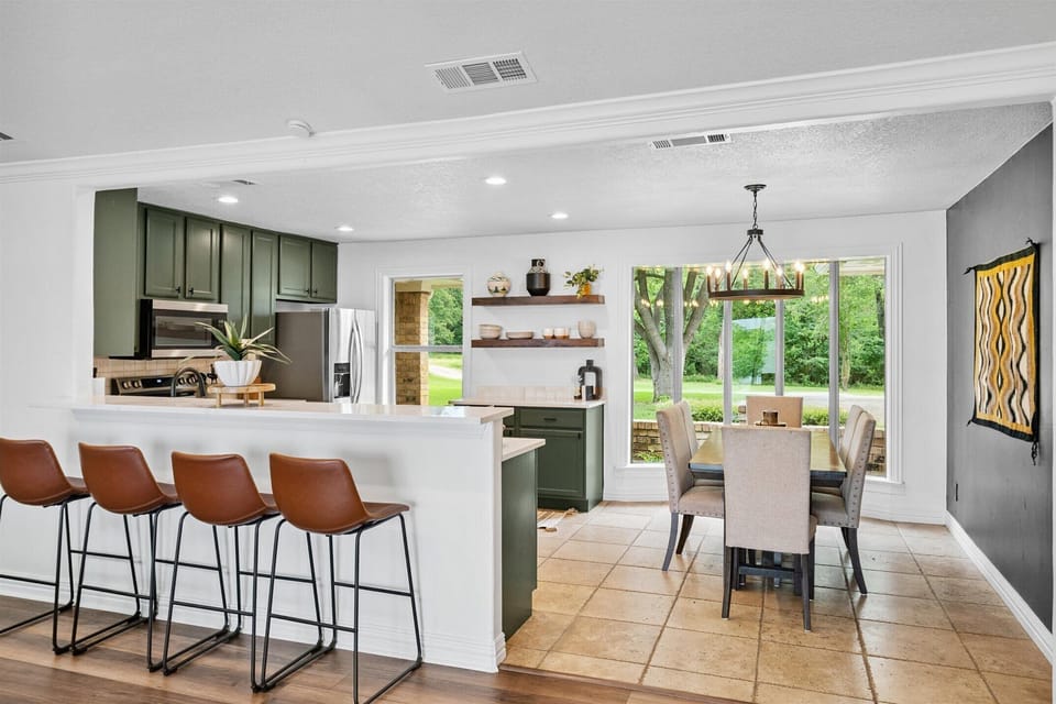 Seating for up to 10 between the dining table and bar area