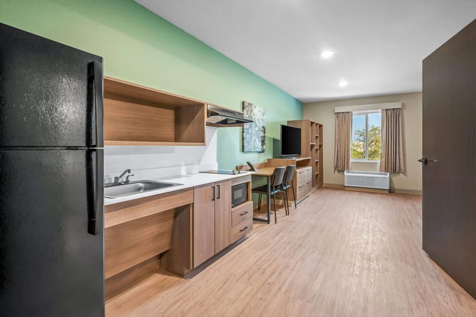 Suite, 1 Queen Bed, Non Smoking | Desk, free WiFi, bed sheets