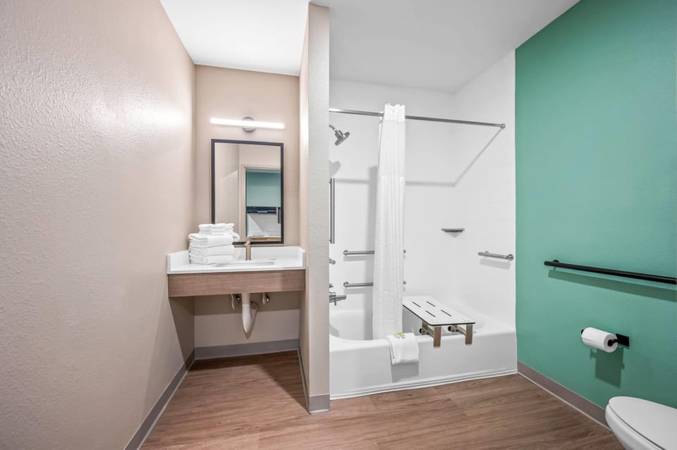 Room, 1 Queen Bed, Accessible, Non Smoking | Accessible bathroom