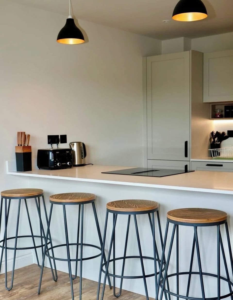Kitchen: Breakfast bar.