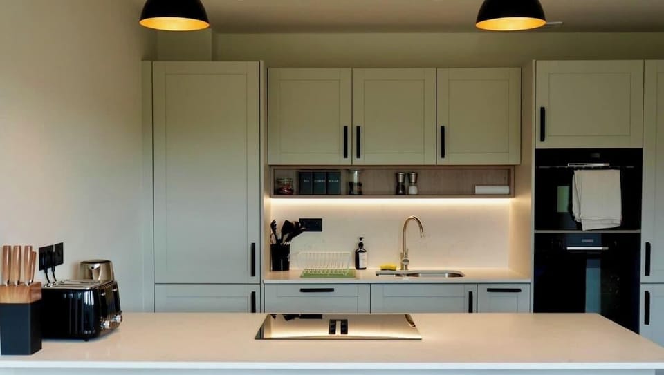Kitchen and breakfast bar.