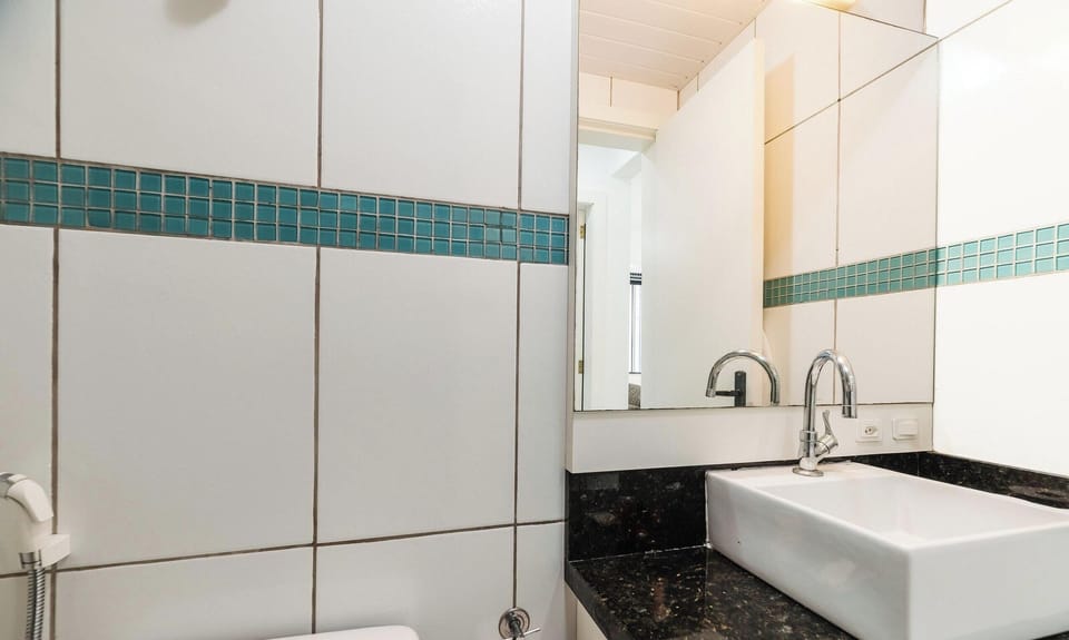 Basic Apartment | Bathroom | Shower, free toiletries