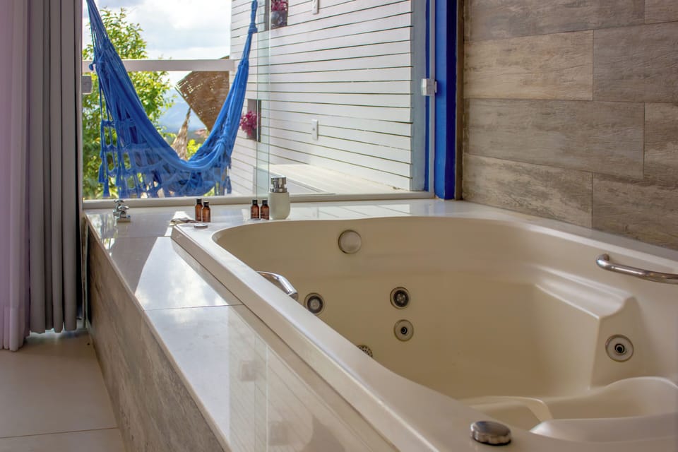 Deluxe Chalet, 1 King Bed, Mountain View | Jetted tub