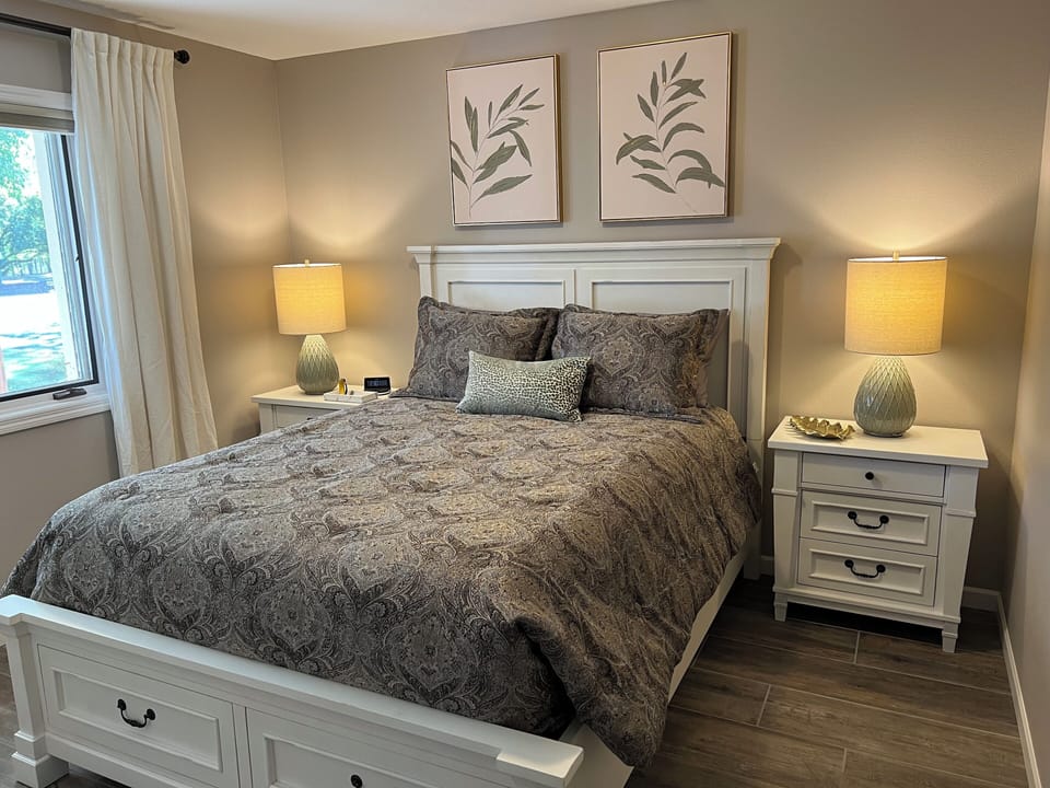 Bedroom #4 (Main Floor) - Queen bed with dresser and closet space