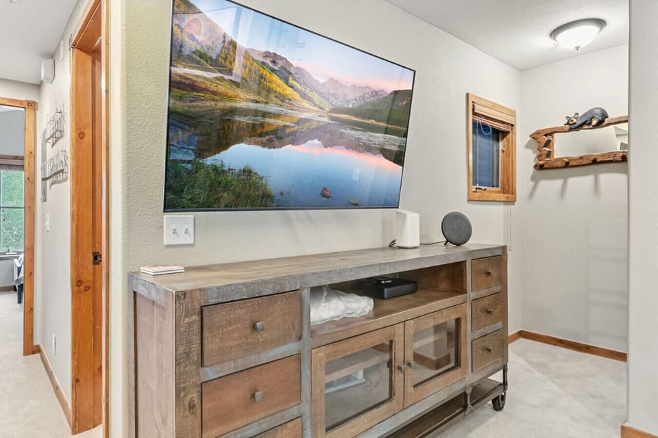 The television offers cable and streaming options