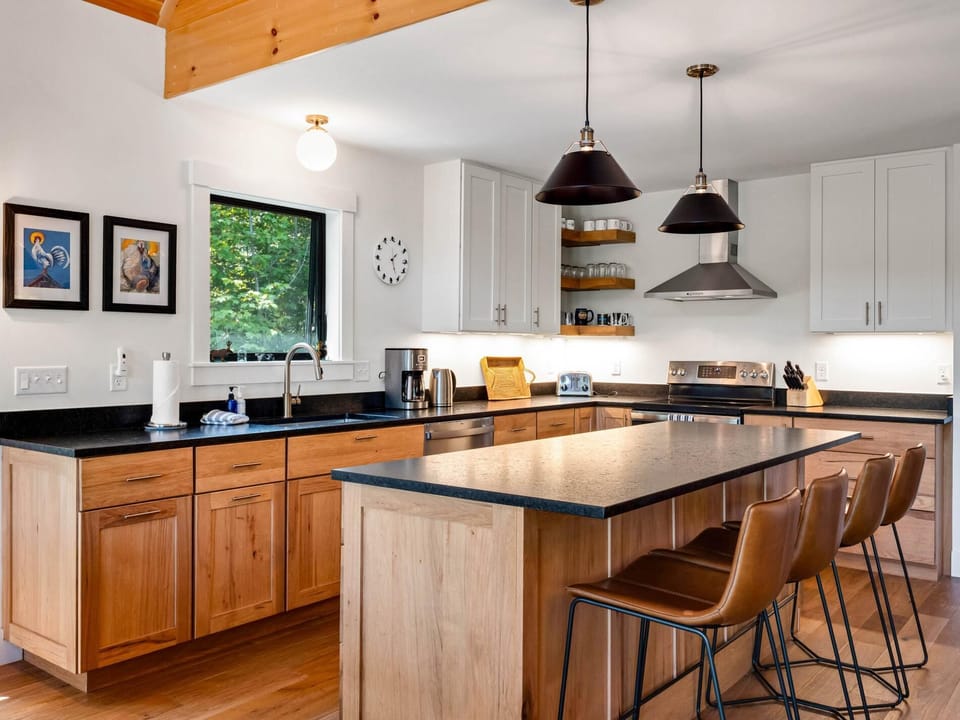 Black Bear Chalet – Hot Tub, Fire Pit, Mtn Views, Game Room (2196)
