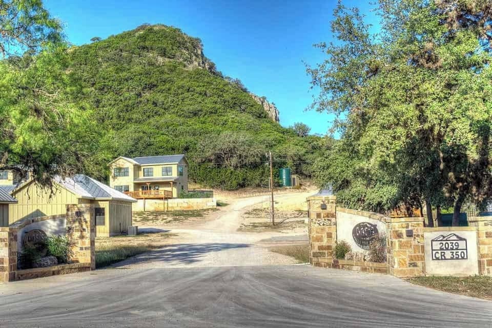 Entrance to Oasis Resort at River's Edge