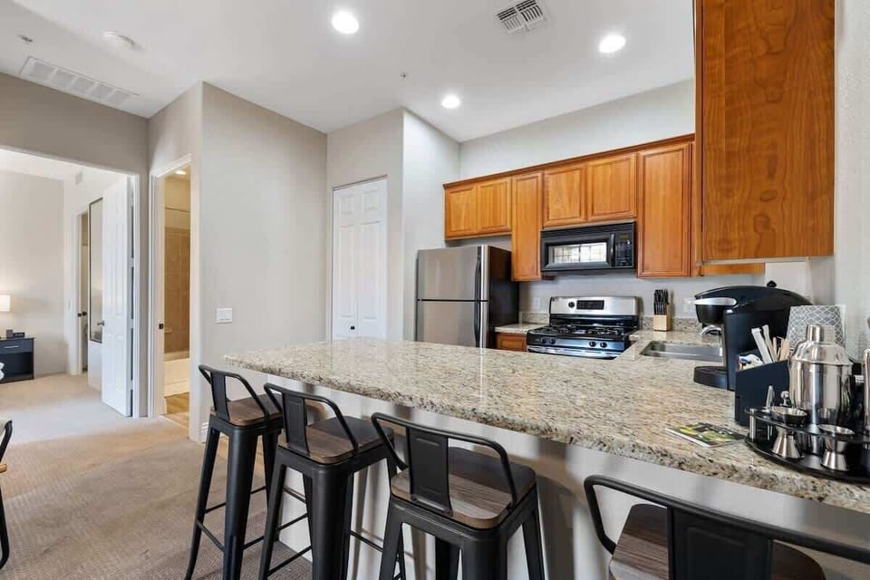 Fully equipped kitchen with breakfast bar