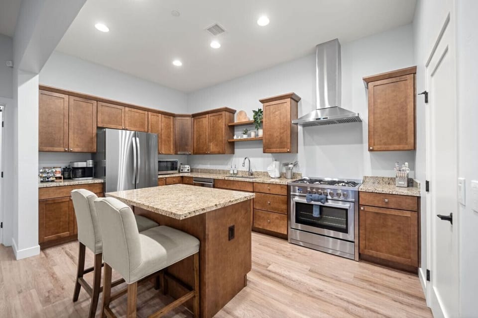 Gorgeous kitchen for all your culinary needs. Equipped with high-end stainless steel appliances and plenty of cabinet space.