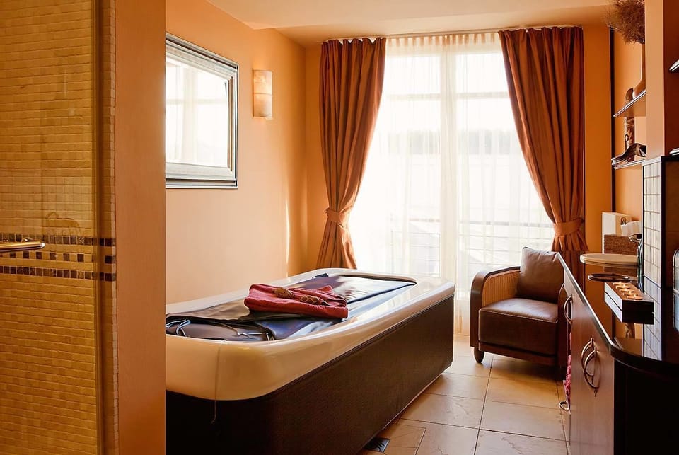 Couples treatment rooms, sauna, hot tub, steam room, Turkish bath