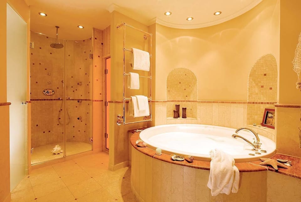 Ocean's Suite Beach View | Bathroom | Deep soaking tub, hydromassage showerhead, free toiletries, hair dryer