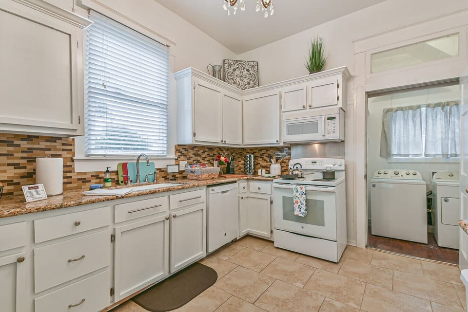 Belle Suite - Whip up delicious meals in this charming kitchen
