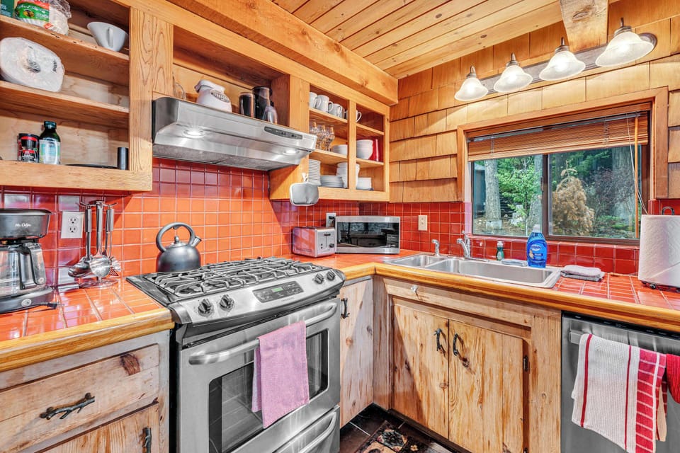 Kitchen: Drip coffee maker, kettle, blender, toaster, coffee grinder, cooking utensils, tableware