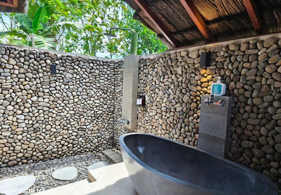 Basic Villa | Bathroom | Free toiletries, hair dryer, bidet, towels