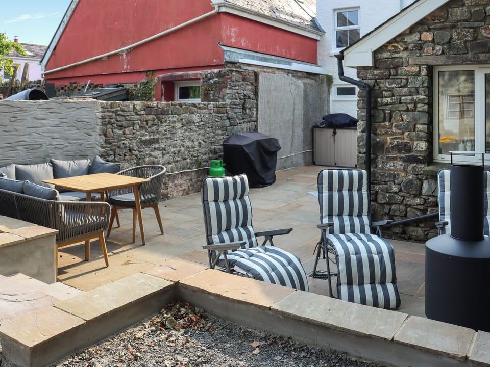 Sitting-out-area | 8 Stratford Villas, Llansteffan, near Carmarthen