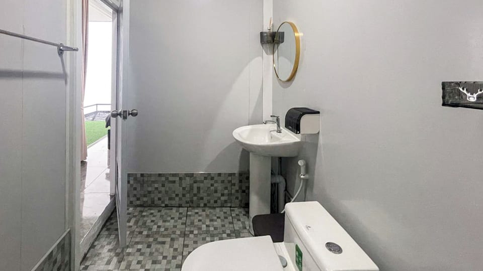 Mirror House | Bathroom | Free toiletries, hair dryer, bidet, towels
