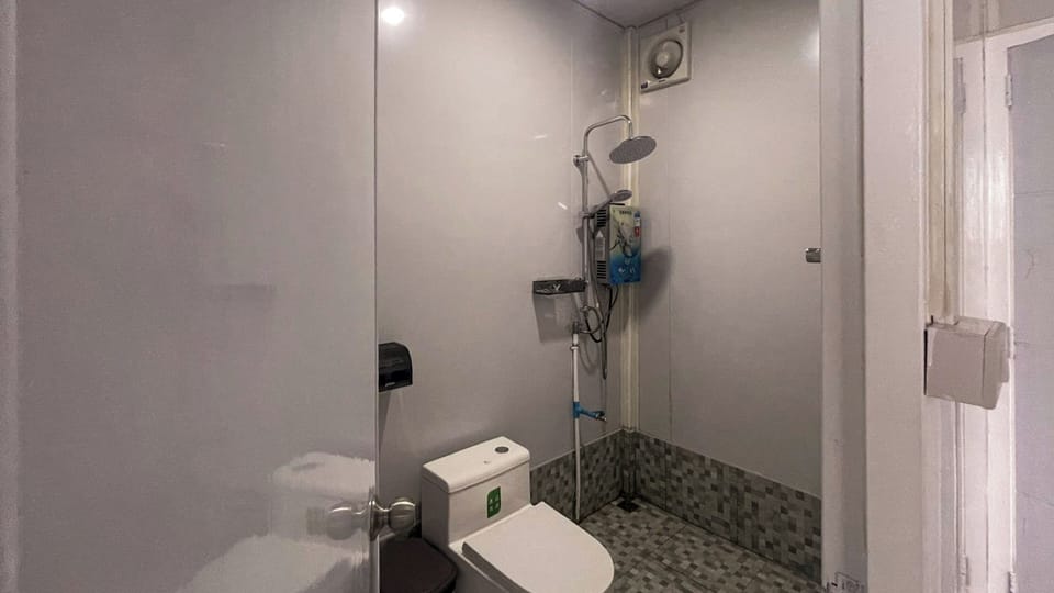 Mirror House | Bathroom | Free toiletries, hair dryer, bidet, towels
