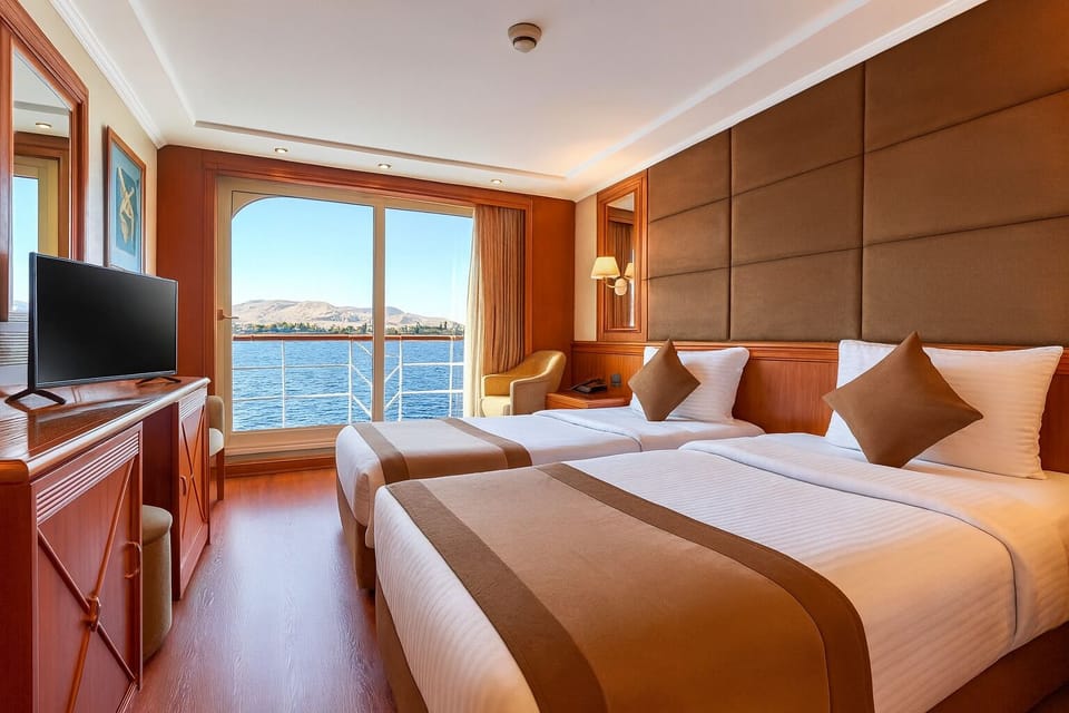Deluxe Double Room, River View | In-room safe