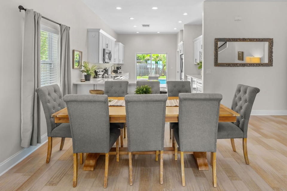 Eat, laugh, and repeat! This inviting dining area is the perfect spot to connect and create lasting memories with your loved ones. Your delicious getaway starts here! 