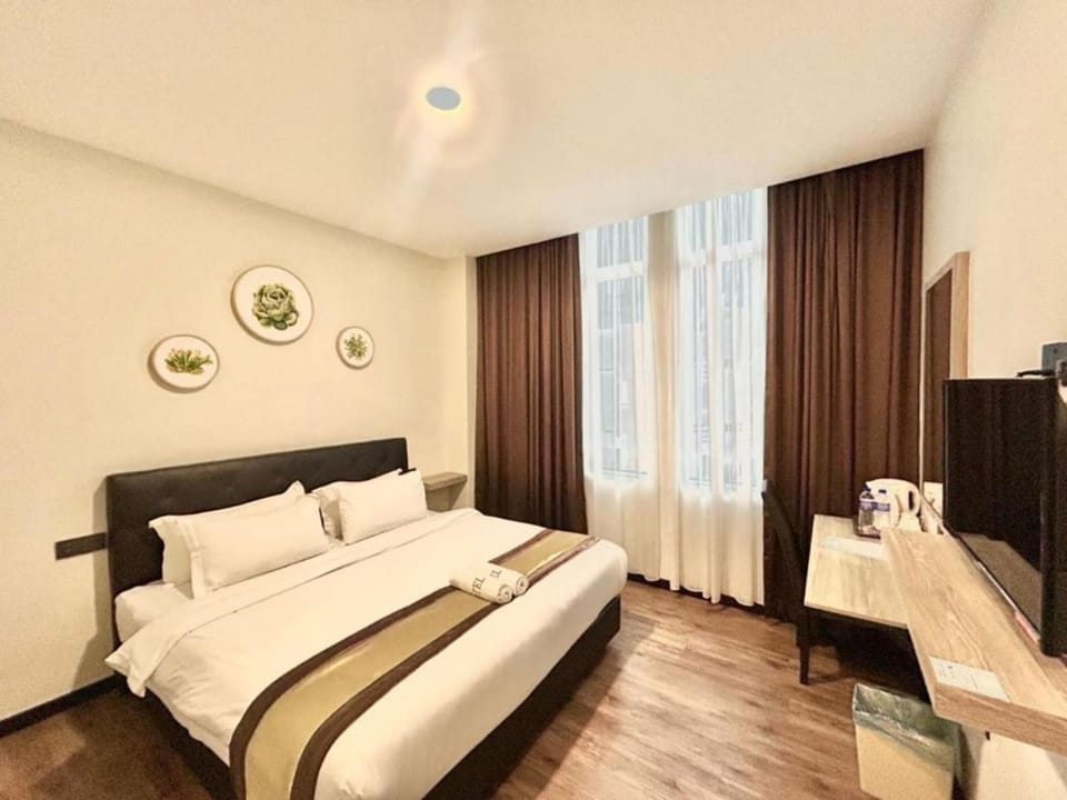Deluxe Queen | Desk, free WiFi, bed sheets