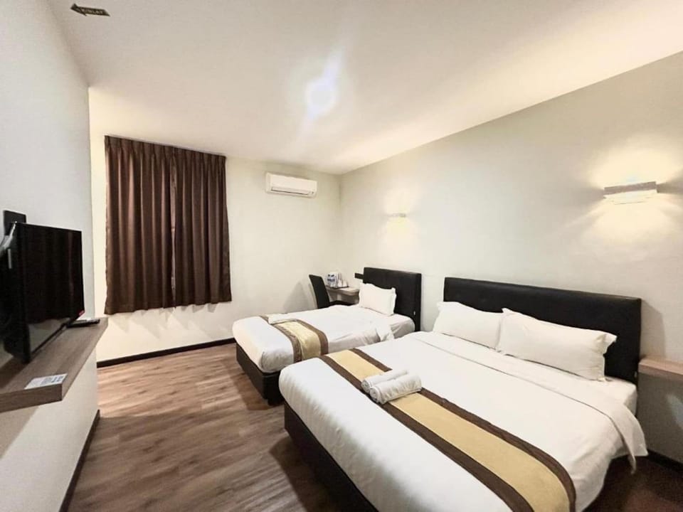 Suite Triple | Desk, free WiFi, bed sheets