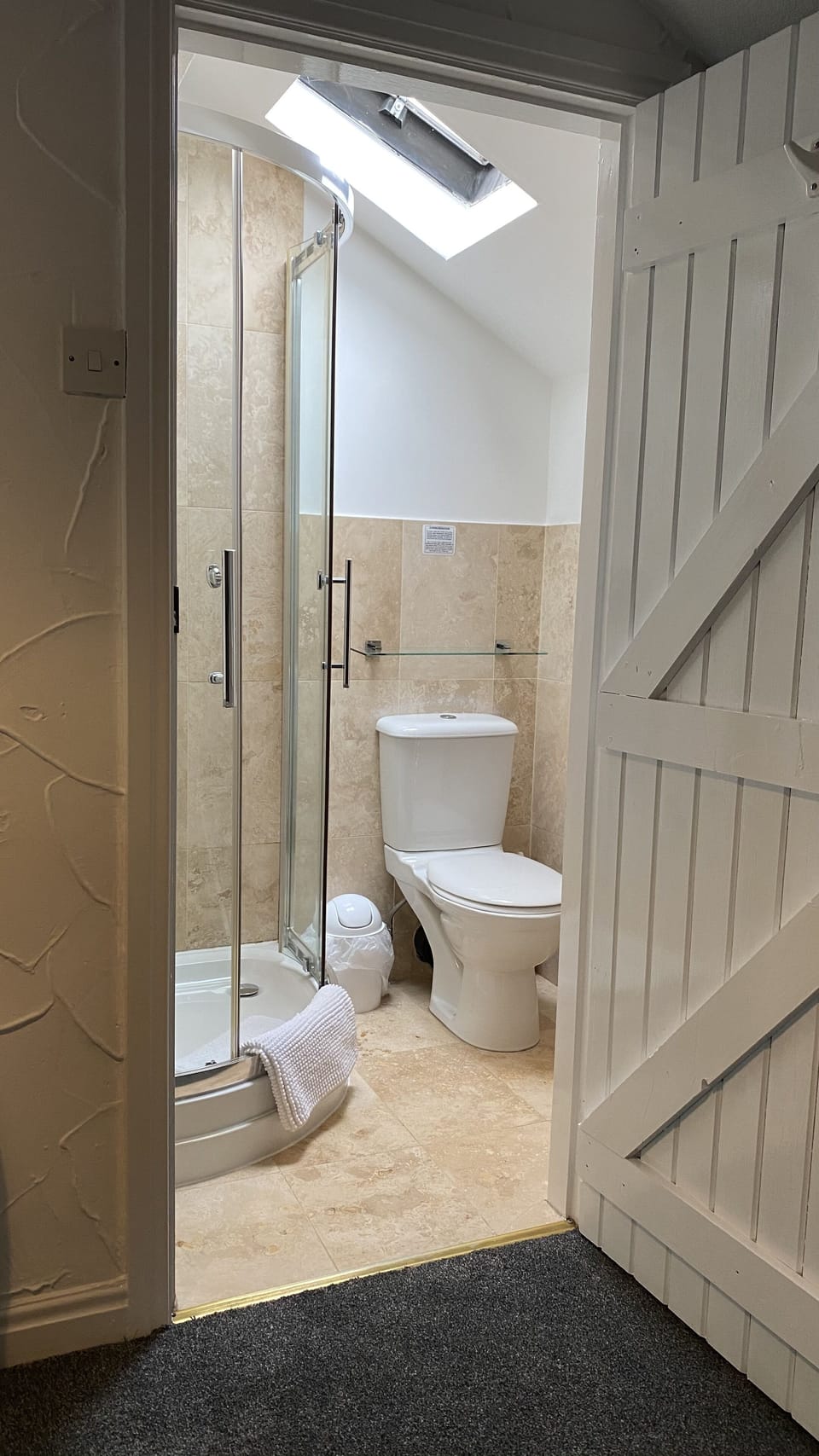 Double Room | Bathroom | Shower, free toiletries, hair dryer, bathrobes